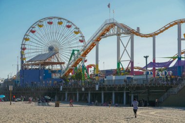 Pacific Park, Santa Monica Iskelesi 'nde bir aile lunaparkı. Los Angeles, Kaliforniya, ABD. Oceanfront eğlence parkı. Ünlü turistik.