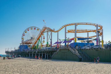 Pacific Park, Santa Monica Iskelesi 'nde bir aile lunaparkı. Los Angeles, Kaliforniya, ABD. Oceanfront eğlence parkı. Ünlü turistik.