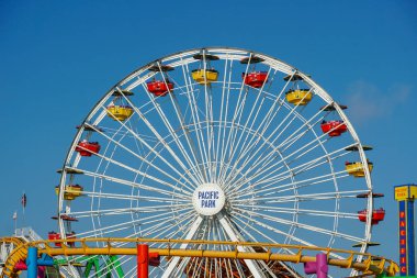 Santa Monica İskelesi'nde bir aile eğlence parkı olan Pacific Park dönme dolabında yakın. Los Angeles, Kaliforniya, Amerika Birleşik Devletleri. Okyanus kıyısındaki lunapark. Ünlü turistik.