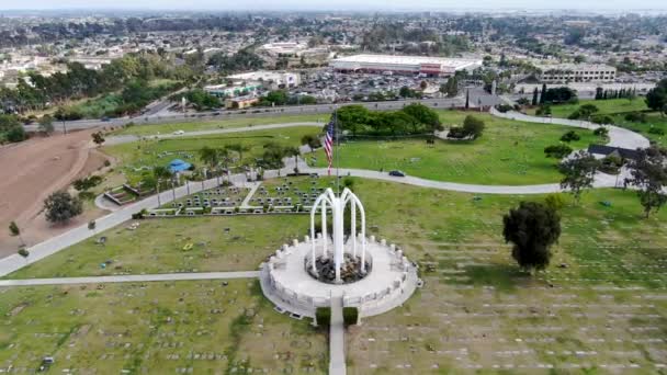 格林伍德纪念公园的鸟瞰图 带有美国国旗的纪念雕像 墓地在圣地亚哥 加利福尼亚州 — 图库视频影像