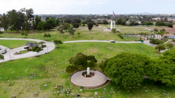 Вид Воздуха Мемориальный Парк Гринвуд Морг Мемориальная Статуя Американским Флагом — стоковое видео