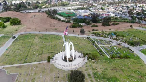 Greenwood Memorial Park Morg Havadan Görünümü Amerikan Bayrağına Sahip Anıt — Stok video