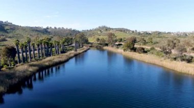 Scripps Miramar Ranch topluluk, San Diego, Kaliforniya'da Miramar rezervuar havadan görünümü. Miramar gölü, tekne, balıkçılık, piknik ve 5 mil uzunluğunda iz de dahil olmak üzere popüler aktiviteler rekreasyon sitesi.