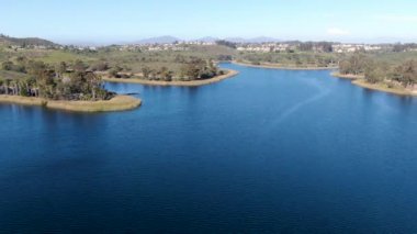 Scripps Miramar Ranch topluluk, San Diego, Kaliforniya'da Miramar rezervuar havadan görünümü. Miramar gölü, tekne, balıkçılık, piknik ve 5 mil uzunluğunda iz de dahil olmak üzere popüler aktiviteler rekreasyon sitesi.