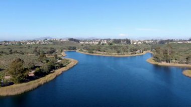 Scripps Miramar Ranch topluluk, San Diego, Kaliforniya'da Miramar rezervuar havadan görünümü. Miramar gölü, tekne, balıkçılık, piknik ve 5 mil uzunluğunda iz de dahil olmak üzere popüler aktiviteler rekreasyon sitesi.