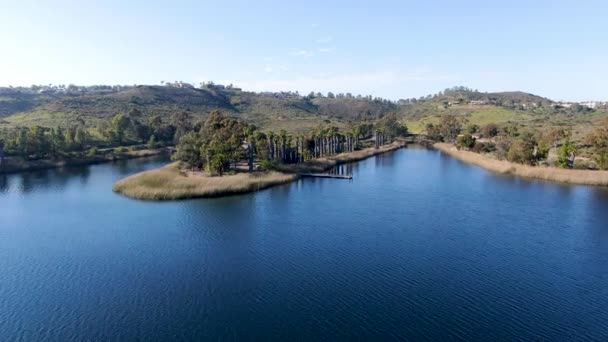スクリプスミラマーランチコミュニティ サンディエゴ カリフォルニア州のミラマー貯水池の航空写真 ミラマー湖 ボート ピクニック 5マイルの長さのトレイルを含む人気のアクティビティレクリエーションサイト — ストック動画