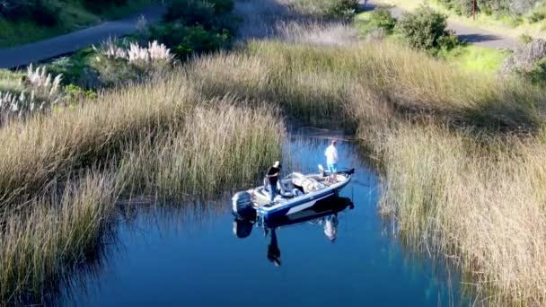 Flygbild Fiskare Och Deras Fiskespön Försöker Fånga Fisk Liten Motorbåt — Stockvideo