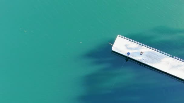 Vista Aérea Del Muelle Madera Con Pescadores Sus Cañas Pescar — Vídeos de Stock