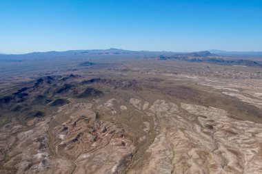 Mohave County, Arizona, Amerika Birleşik Devletleri'nde Mead Gölü yanında çöl havadan görünümü. Sıcak yaz sezonunda kurak sonsuz çöl