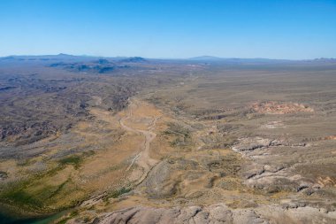 Mohave County, Arizona, Amerika Birleşik Devletleri'nde Mead Gölü yanında çöl havadan görünümü. Sıcak yaz sezonunda kurak sonsuz çöl