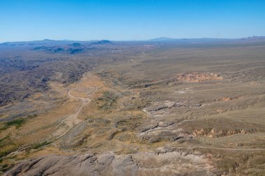 Mohave County, Arizona, Amerika Birleşik Devletleri'nde Mead Gölü yanında çöl havadan görünümü. Sıcak yaz sezonunda kurak sonsuz çöl