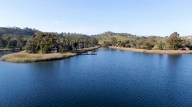 Scripps Miramar Ranch topluluk, San Diego, Kaliforniya'da Miramar rezervuar havadan görünümü. Miramar gölü, tekne, balıkçılık, piknik ve 5 mil uzunluğunda iz de dahil olmak üzere popüler aktiviteler rekreasyon sitesi.