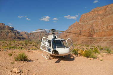 Helikopter yaz sıcak gününde Büyük Kanyon'un altına yakın park etti. Ünlü turistik
