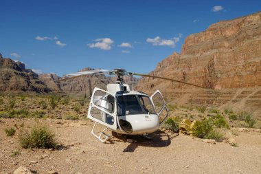 Helikopter yaz sıcak gününde Büyük Kanyon'un altına yakın park etti. Ünlü turistik
