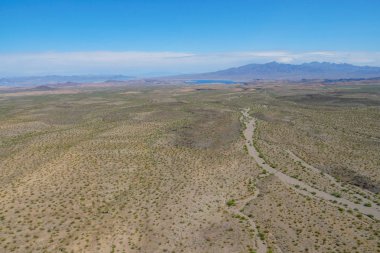 Mohave County, Arizona, Amerika Birleşik Devletleri'nde Mead Gölü yanında çöl havadan görünümü. Sıcak yaz sezonunda kurak sonsuz çöl