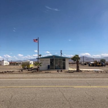 San Bernardino County, Kaliforniya Amboy Mojave Desert kasabasında Route 66 üzerinde Eski vintage postane. Ünlü turistik.