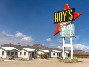 Efsanevi Roy's Motel ve Cafe Amboy, California, ABD. Roy's Motel and Cafe tarihi Karayolu Route 66 üzerinde Mojave çölde benzin veya dinlenme için klasik bir durak oldu. 
