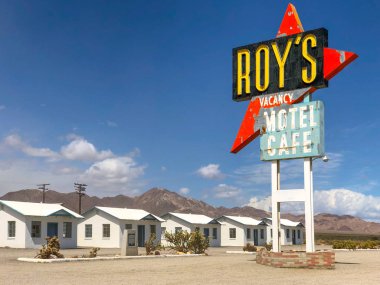 Efsanevi Roy's Motel ve Cafe Amboy, California, ABD. Roy's Motel and Cafe tarihi Karayolu Route 66 üzerinde Mojave çölde benzin veya dinlenme için klasik bir durak oldu. 
