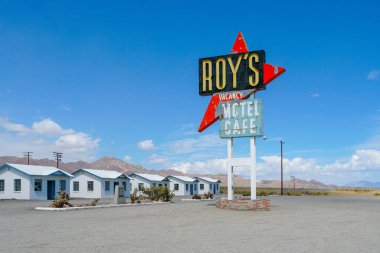 Efsanevi Roy's Motel ve Cafe Amboy, California, ABD. Roy's Motel and Cafe tarihi Karayolu Route 66 üzerinde Mojave çölde benzin veya dinlenme için klasik bir durak oldu. 