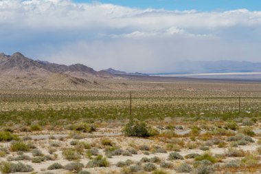 Joshua Tree Park'ın yanındaki sonsuz çöl düz yolu. Abd. Arizona yönüne doğru çöle doğru giden uzun düz asfalt yol.