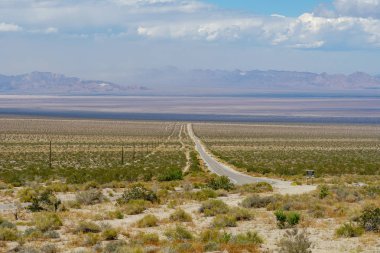 Joshua Tree Park'ın yanındaki sonsuz çöl düz yolu. Abd. Arizona yönüne doğru çöle doğru giden uzun düz asfalt yol.