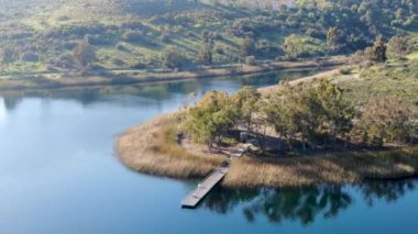 Scripps Miramar Ranch topluluk, San Diego, Kaliforniya'da Miramar rezervuar havadan görünümü. Miramar gölü, tekne, balıkçılık, piknik ve 5 mil uzunluğunda iz de dahil olmak üzere popüler aktiviteler rekreasyon sitesi.