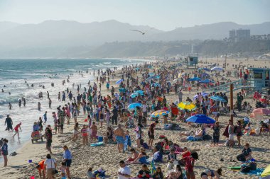 Turist ve aileler yaz ve sıcak hava zevk ile kalabalık Santa Monica plaj. Santa Monica, Kaliforniya, Amerika Birleşik Devletleri. 