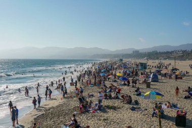 Turist ve aileler yaz ve sıcak hava zevk ile kalabalık Santa Monica plaj. Santa Monica, Kaliforniya, Amerika Birleşik Devletleri. 
