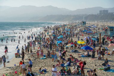 Turist ve aileler yaz ve sıcak hava zevk ile kalabalık Santa Monica plaj. Santa Monica, Kaliforniya, Amerika Birleşik Devletleri. 