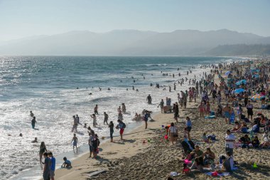 Turist ve aileler yaz ve sıcak hava zevk ile kalabalık Santa Monica plaj. Santa Monica, Kaliforniya, Amerika Birleşik Devletleri. 