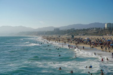 Turist ve aileler yaz ve sıcak hava zevk ile kalabalık Santa Monica plaj. Santa Monica, Kaliforniya, Amerika Birleşik Devletleri. 