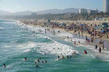 Turist ve aileler yaz ve sıcak hava zevk ile kalabalık Santa Monica plaj. Santa Monica, Kaliforniya, Amerika Birleşik Devletleri. 