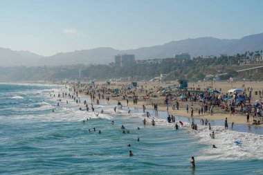 Turist ve aileler yaz ve sıcak hava zevk ile kalabalık Santa Monica plaj. Santa Monica, Kaliforniya, Amerika Birleşik Devletleri. 