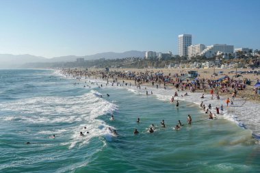 Turist ve aileler yaz ve sıcak hava zevk ile kalabalık Santa Monica plaj. Santa Monica, Kaliforniya, Amerika Birleşik Devletleri. 