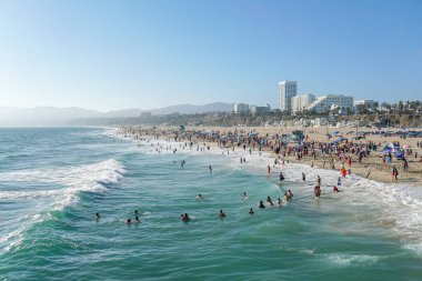 Turist ve aileler yaz ve sıcak hava zevk ile kalabalık Santa Monica plaj. Santa Monica, Kaliforniya, Amerika Birleşik Devletleri. 