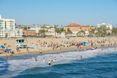 Turist ve aileler yaz ve sıcak hava zevk ile kalabalık Santa Monica plaj. Santa Monica, Kaliforniya, Amerika Birleşik Devletleri. 