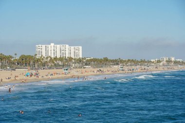 Turist ve aileler yaz ve sıcak hava zevk ile kalabalık Santa Monica plaj. Santa Monica, Kaliforniya, Amerika Birleşik Devletleri. 