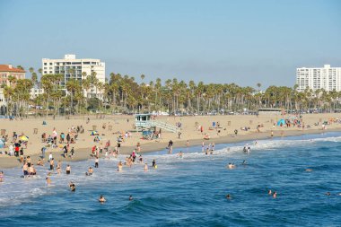 Turist ve aileler yaz ve sıcak hava zevk ile kalabalık Santa Monica plaj. Santa Monica, Kaliforniya, Amerika Birleşik Devletleri. 