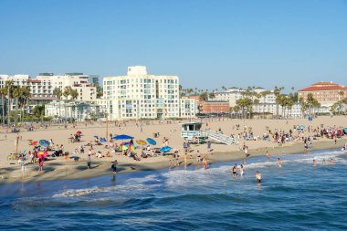 Turist ve aileler yaz ve sıcak hava zevk ile kalabalık Santa Monica plaj. Santa Monica, Kaliforniya, Amerika Birleşik Devletleri. 