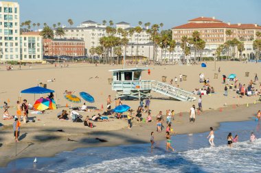 Turist ve aileler yaz ve sıcak hava zevk ile kalabalık Santa Monica plaj. Santa Monica, Kaliforniya, Amerika Birleşik Devletleri. 