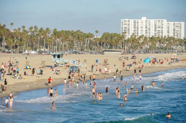 Turist ve aileler yaz ve sıcak hava zevk ile kalabalık Santa Monica plaj. Santa Monica, Kaliforniya, Amerika Birleşik Devletleri. 