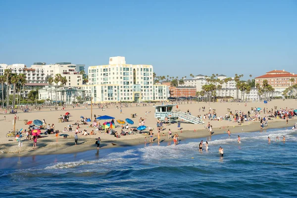 Zsúfolt Santa Monica Strand Turista Családok Élvezik Nyári Meleg Időjárás — Stock Fotó