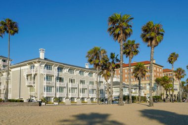 Sahilde Kepenkler, Santa Monica Plajı'nda zarif bir otel. California, Amerika Birleşik Devletleri. 