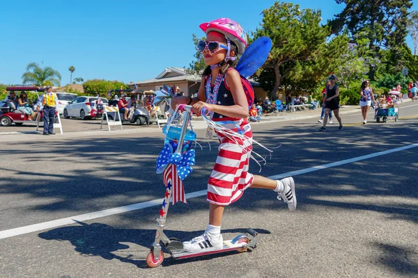Genç Kız Motosiklet Sürme Amerikan Bayrağı Ile Dekore Edilmiş Rancho — Stok fotoğraf