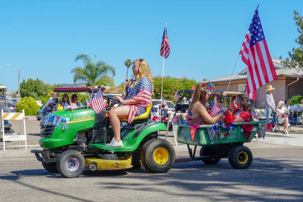 Junge Mädchen Mit Amerikanischer Flagge Fahren Kleinen Rasenmäher Und Paradieren — Stockfoto