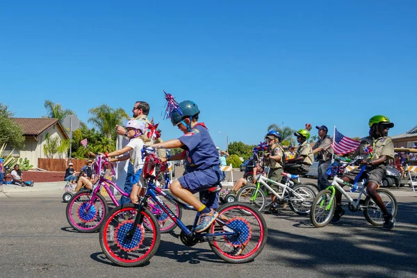 Scout Çocuklar Amerikan Bayrağı Bisiklet Sürme Rancho Bernardo San Diego — Stok fotoğraf