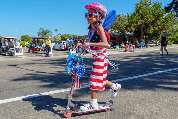 Fiatal Lány Díszített Amerikai Zászló Lovaglás Robogó Parading Július Függetlenség — Stock Fotó