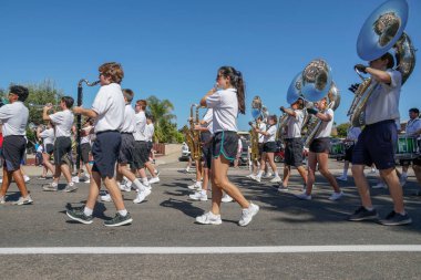 Poway lise zümrüt Tugayı şerit, 4 Temmuz bağımsızlık günü Parade Rancho Bernardo, San Diego, Kaliforniya, ABD. Genç öğrenci bayrakları ile parading ve müzik oynuyor
