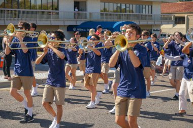 Del Norte lise Nighthawks yürüyüş Band, Rancho Bernardo, San Diego, Kaliforniya, ABD 'de 4 Temmuz bağımsızlık günü Parade. Genç öğrenci bayrakları ile parading ve müzik oynuyor