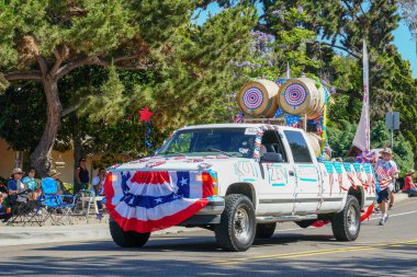 Yıllık 4 Temmuz bağımsızlık günü Parade, Rancho Bernardo, San Diego, Kaliforniya, ABD 'de Amerikan bayrağı ve seyirci ile dekore pikap katılımcılar. 